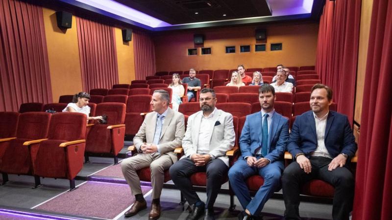 Új dimenziók nyílnak: csütörtöktől kezdve izgalmas filmélmények várnak ránk, és a nachos ropogós ízét is élvezhetjük közben (galéria, videó).