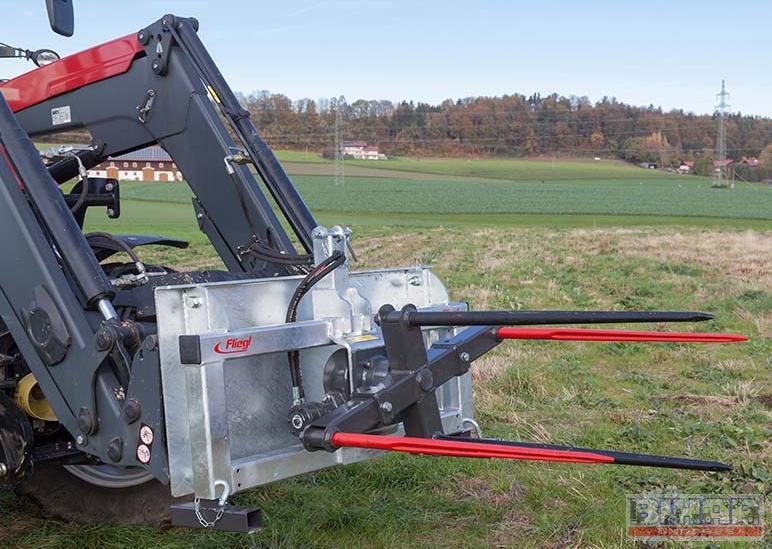 Bálacsévélő 4 tüskés Fliegl – egy igazi különlegesség a mezőgazdasági gépek világában! Ez a bálacsévélő nemcsak a hatékonyságát, hanem a strapabíróságát is bizonyítja. A négy tüskéjének köszönhetően könnyedén megbirkózik a nehéz bálák kezelésével, így a m