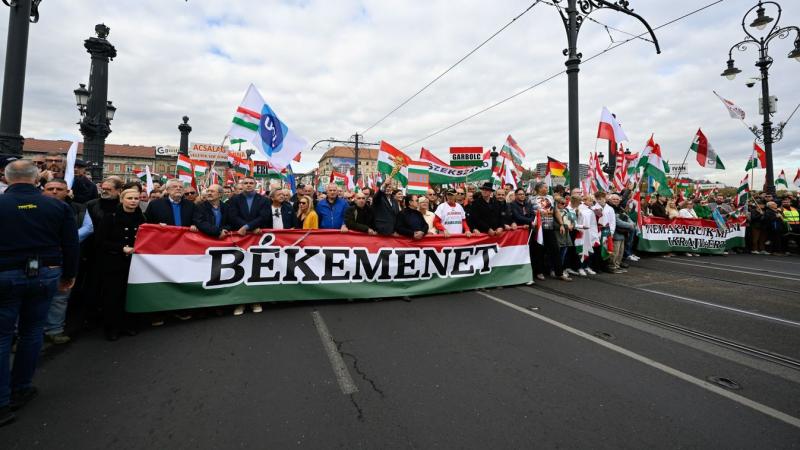A Békemenet hatalmas sikert aratott, Orbán Viktor pedig újabb béketárgyalások előkészítésére összpontosít.