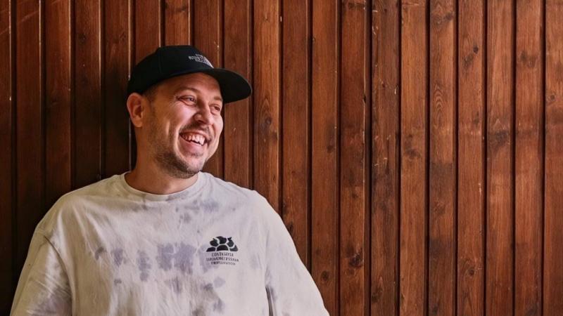 Sajnálattal értesítjük a közönséget, hogy elhunyt Nagy Levente Mulya, a közkedvelt DJ. Az ő zenei öröksége és a bulikban tett felejthetetlen élményei sokak szívében élnek tovább. A zenei színtér egy kivételes tehetséget veszített el, aki mindig is a ritmu