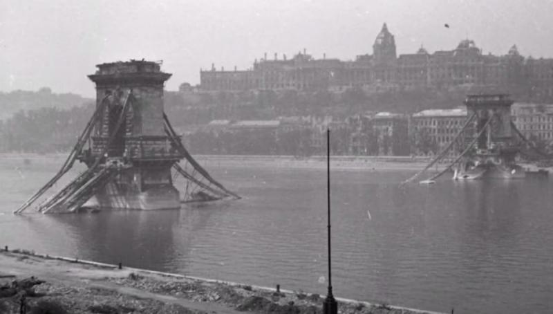 A Fortepan archívumában Budapest 1944-es ostromának rejtett pillanatait kutatja, feltárva a város sorsfordító eseményeinek elfeledett arcait és történeteit.