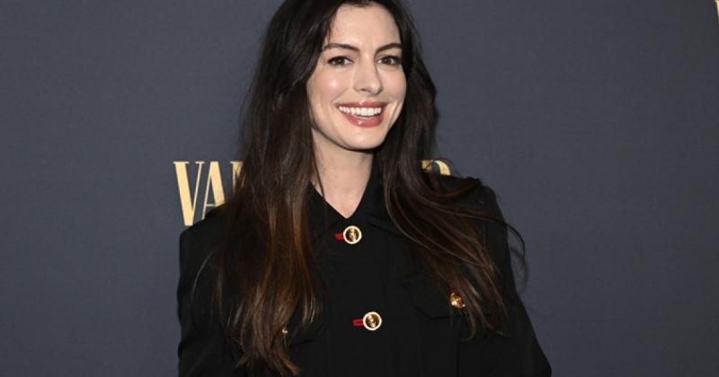 Anne Hathaway most felvette a szezon legmenőbb nadrágját: ez az a stílus, amiről minden nő álmodik, hiszen rendkívül kényelmes és divatos egyben.