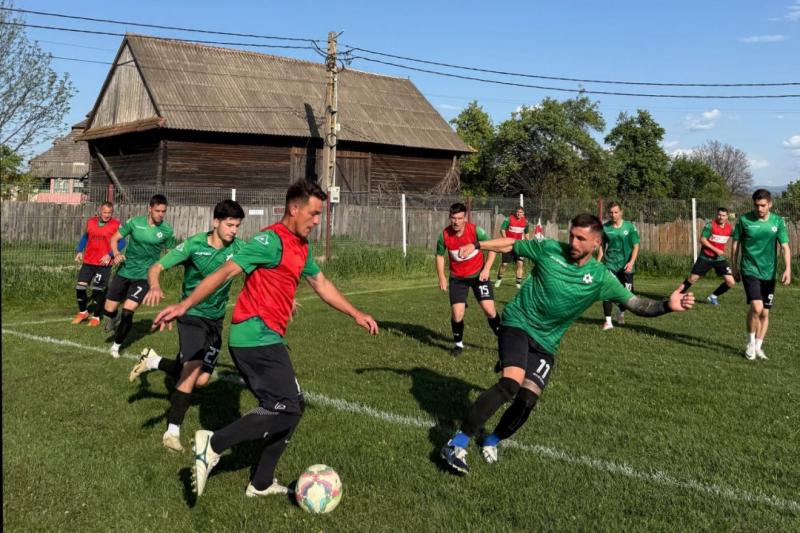 Az éllovas Barót szemet gyönyörködtető teljesítménnyel zárta a meccset, hiszen egy tucat gólt szerzett, míg Gelence sajnálatos módon nem lépett pályára a Kovászna megyei összecsapáson. | Székely Sport