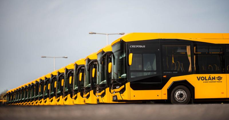 A VOLÁN újabb lépést tesz a közlekedési szolgáltatások fejlesztése érdekében: 869 új, magyar gyártású busz beszerzése mellett döntött. A beruházás célja, hogy korszerűbb és környezetbarátabb közlekedési lehetőségeket kínáljanak az utasok számára. Az új já