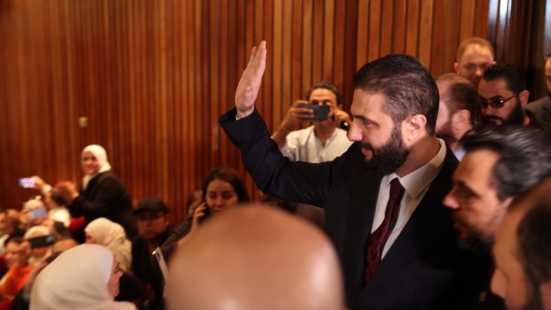 Szíriában történelmi pillanathoz érkeztünk, hiszen megrendezték az első demokratikus választást. Az esemény azonban nem mentes a meglepetésektől, hiszen egy különleges fordulat is színre lépett.