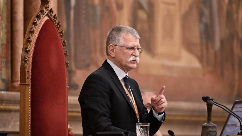 Kövér László szerint a kormányváltásra vágyóknak inkább saját magukkal kellene foglalkozniuk, mivel úgy véli, hogy gyermekként sem érezték magukat igazán szeretve.