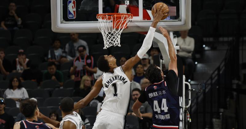 Három centivel magasabb lett, és 20 kiló izmot gyarapított, így az 223 centis óriásról egyszerűen lepattannak az ellenfelek.