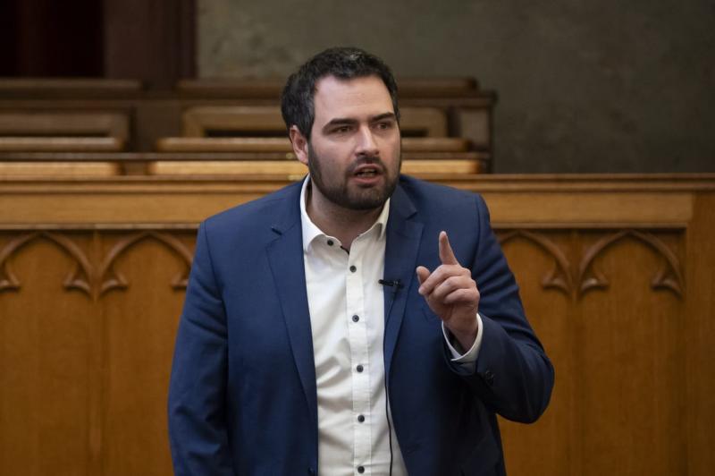 Jámbor András egy havi fizetését ajánlotta fel annak a fideszes politikai képviselőnek, aki képes sikeresen végrehajtani egy hatékony reformot a gyerekvédelem területén.