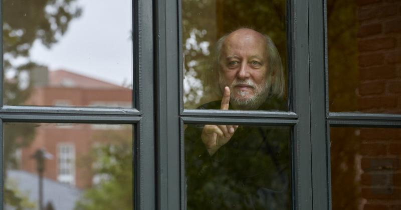 Krasznahorkai László Nobel-díjának elnyerése után csupán egyetlen feladatunk maradt: méltóképpen ünnepelni ezt a jelentős eseményt, és elmélyülni a művészetében rejlő gazdagságban.