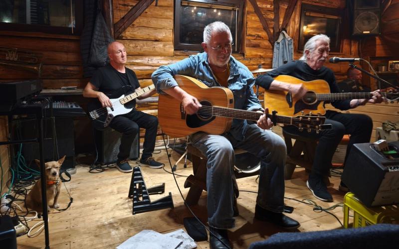 Már egy évtizede, hogy minden szerdán különleges improvizációs zenei estek várják az érdeklődőket a Šup Šup Music Club varázslatos környezetében. A GALÉRIA falai között kreatív energiák szabadulnak fel, miközben a zenészek szabadon kifejezhetik magukat, é