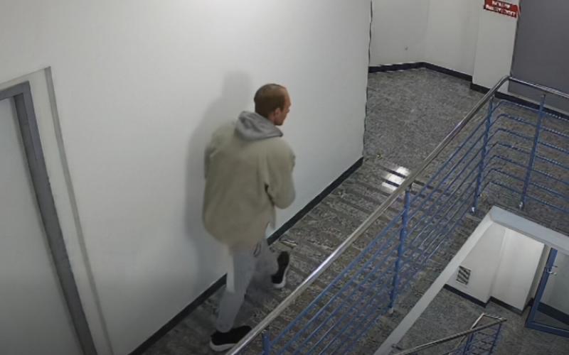 Egy titokzatos alak lépett be a lépcsőházba, ahol gyorsan lecsapott egy értékes kerékpárra. A tolvajról készült felvétel most megtekinthető!