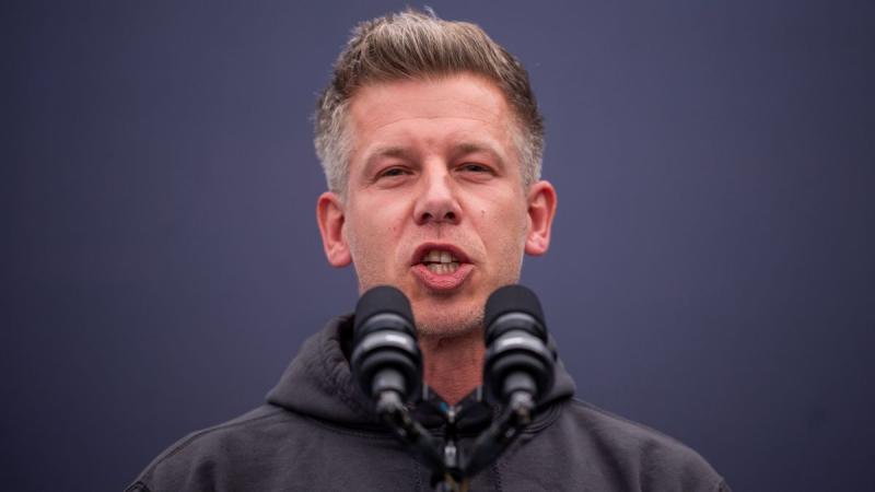 Kötter Tamás: Kisfiú! Semmiféle körülmények között nem válhatsz olyan kiemelkedő politikai figurává, mint Orbán Viktor, aki már régóta meghatározza a színpadot.