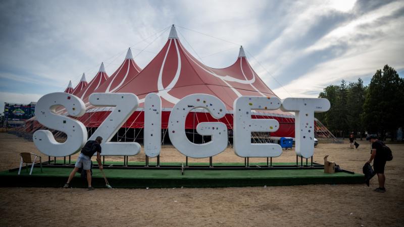 Karácsony Gergely kifejezte aggodalmát a Sziget Fesztivál jövőjével kapcsolatban, jelezve, hogy a szervezők fontolóra vehetik a fővárossal való szerződés felbontását. Az esemény sorsa tehát még kérdéses, és a fesztivál rajongói számára is bizonytalanságot