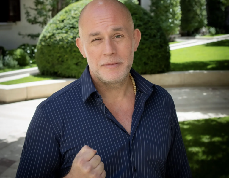 Dopeman saját DPK-t indított, amelybe nemcsak az édesanyja és a testvére, hanem Az Árulók című sorozatban szereplő Hír TV-s figura is csatlakozott.