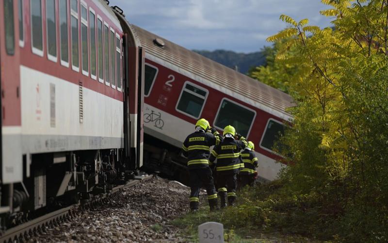 Szádalmás környékén történt vonatbaleset következtében tizenhat ember sérült meg, és jelenleg is kórházi kezelés alatt állnak.