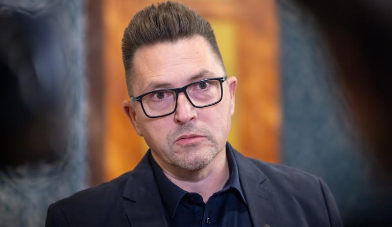 Kellemetlen malőr történt: a közszolgálati televízió összetévesztette Ákost egy másik énekessel.