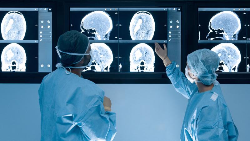 Az agysebész ellen vádat emeltek, miután kiderült, hogy engedélyezte 12 éves lányának, hogy a páciense koponyájába fúrjon.