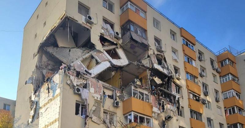 Gázrobbanás történt Bukarestben, amely következtében egy panelház fala teljesen leszakadt. A tragikus esemény következtében hárman életüket vesztették.