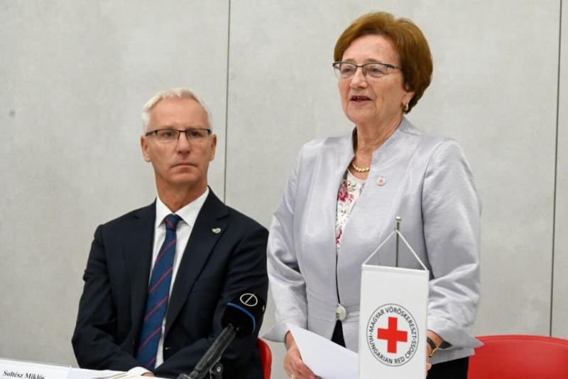 Fodor Antalnét ismételten a Magyar Vöröskereszt élére választották, ami újabb bizonyítéka elkötelezettségének és vezetői képességeinek.