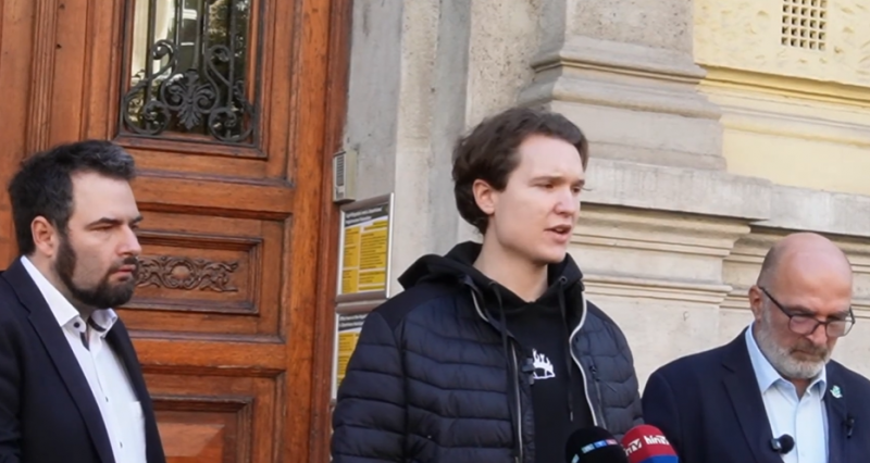 Hajnalban házkutatást végeztek a józsefvárosi képviselőjelölt otthonában, sőt, a rendőrség munkatársai el is vitték őt. | szmo.hu