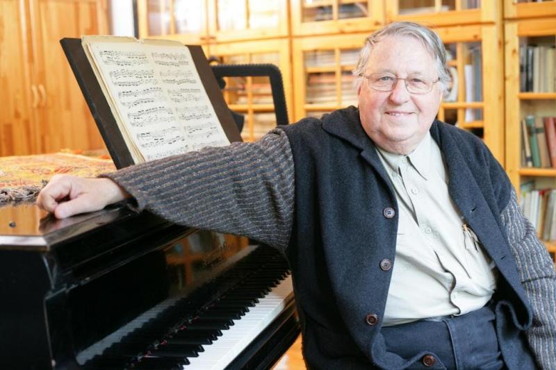 Sajnos el kell mondanom, hogy elhunyt Sári József, a neves zeneszerző. Munkássága és zenei öröksége örökre velünk marad.