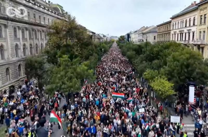 A Hősök terétől a Deák térig terjedő Andrássy úton vonul végig a Nemzeti menet, színesítve e híres fővárosi sugárutat.