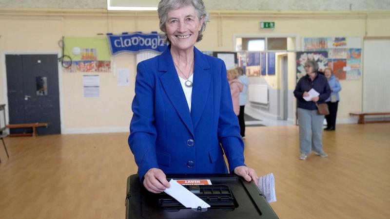 Catherine Connolly, aki baloldali nézeteket képvisel, de független jelöltként indult, elnyerte az írországi elnökválasztás első helyét.