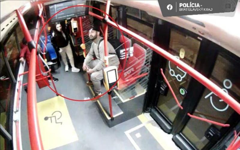 A kormány számára egyre égetőbb problémát jelent a rendőrhiány, amely a közbiztonság romlásával párosul. A helyzet egyre kínosabbá válik, hiszen a lakosság biztonságérzete folyamatosan csökken.