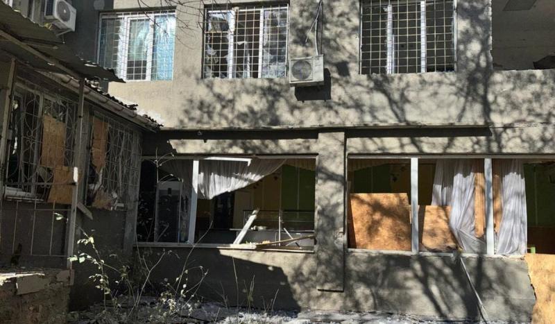 Herszonban egy gyermekkórházat ért találat, ami súlyos aggodalmakat keltett a helyi közösségben.